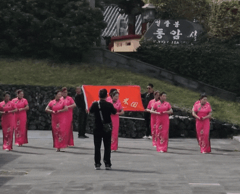 중국 전통의상인 치파오를 입은 여성 10명이 성산일출봉 동암사 인근에서 춤을 추고 있다. (영상=사회관계망서비스)