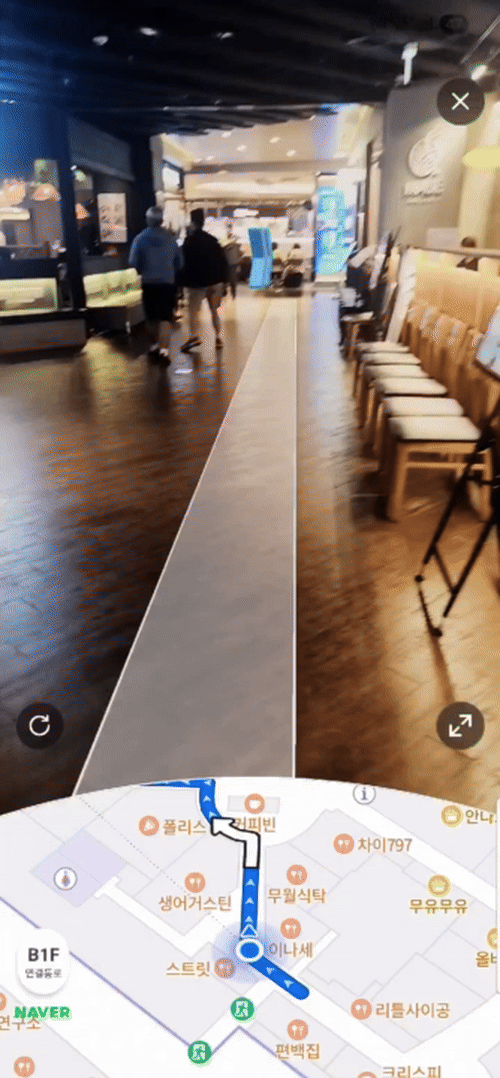 코엑스에서 네이버지도 AR 내비게이션을 작동해 길 안내를 받고 있다.(영상=이소현 기자)