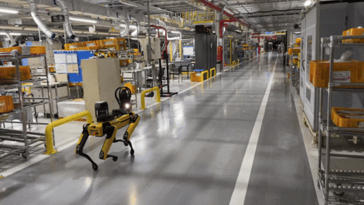 기아 오토랜드 광명 전기차 공장 ‘EVO 플랜트’를 순찰 중인 ‘스팟’ (영상=정병묵 기자)