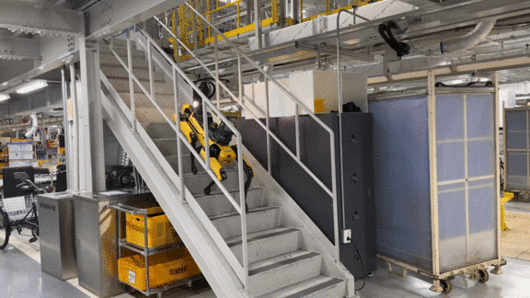 기아 오토랜드 광명 전기차 공장 ‘EVO 플랜트’내 계단을 오르내리는 스팟 (영상=정병묵 기자)