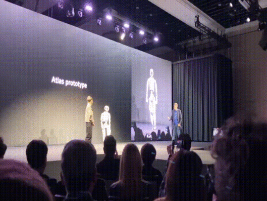 5일(현지시간) 미국 라스베이거스 만달레이베이 컨벤션센터에서 현대차그룹 보스턴다이내믹스의 신형 휴머노이드 ‘아틀라스’가 청중들에게 기능을 자랑하는 모습. (영상=정병묵 기자)