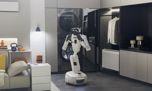 5일(현지시간) 미국 라스베이거스 컨벤션 센터(LVCC) LG전자 사전 부스투어에서 홈로봇 ‘LG 클로이드’가 관람객들을 향해 웃으며 인사하고 있다.(영상=공지유 기자)