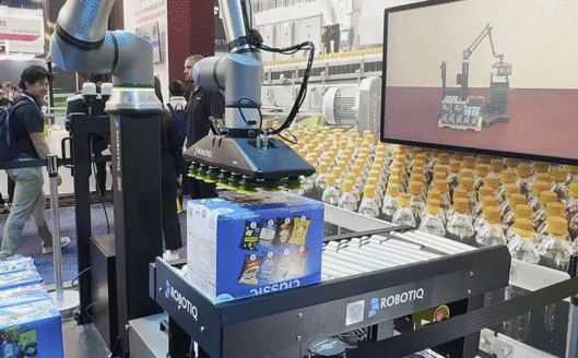 6일(현지시간) 미국 라스베이거스 컨벤션 센터(LVCC) 지멘스 부스에서 로봇이 작업을 수행하고 있는 모습이 지멘스의 디지털 트윈 솔루션을 통해 재현되고 있다.(영상=공지유 기자)