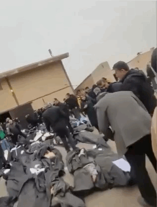 테헤란 외곽에 있는 법의학 시설인 카흐리자크 법의학센터 앞에 시십 구의 시신이 놓여 있다. (출처=엑스)