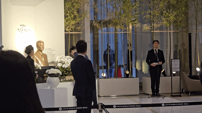 신유열 롯데지주 미래성장실장 부사장이 15일 오전 서울 롯데월드타워 1층 故 신격호 명예회장 흉상 앞에서 헌화 후 묵념하고 있다. (사진=김지우 기자)