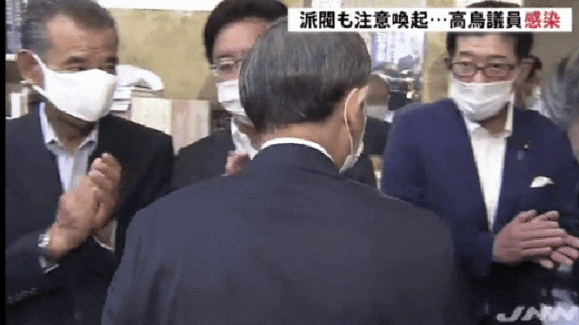 지난 16일 스가 요시히데 일본 총리(오른쪽)가 총리로 선출된 뒤 다카토리 슈이치 의원과 주먹 악수를 하고 있다. /일본TBS