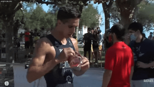 지난 13일(현지 시각) 스페인 산탄데르에서 열린 트라이애슬론 경기에서 길을 잘못 든 영국의 제임스 티글 선수가 결승선을 먼저 통과할 수 있도록 디에고 멘트리다 선수가 양보하는 모습./유튜브