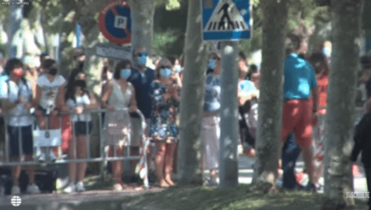 지난 13일(현지 시각) 스페인 산탄데르에서 열린 트라이애슬론 경기에서 길을 잘못 든 영국의 제임스 티글 선수가 결승선을 먼저 통과할 수 있도록 디에고 멘트리다 선수가 양보하는 모습./유튜브