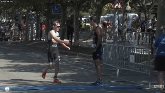 지난 13일(현지 시각) 스페인 산탄데르에서 열린 트라이애슬론 경기에서 길을 잘못 든 영국의 제임스 티글 선수가 결승선을 먼저 통과할 수 있도록 디에고 멘트리다 선수가 양보하는 모습./유튜브