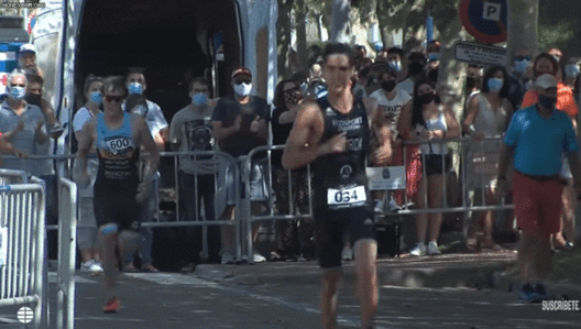 지난 13일(현지 시각) 스페인 산탄데르에서 열린 트라이애슬론 경기에서 길을 잘못 든 영국의 제임스 티글 선수가 결승선을 먼저 통과할 수 있도록 디에고 멘트리다 선수가 양보하는 모습./유튜브