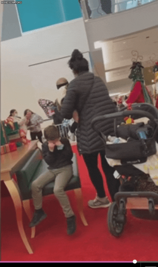 총은 장난감이라도 크리스마스 선물로 줄 수 없다는 산타의 말에 눈물을 터트리는 마이클./유튜브