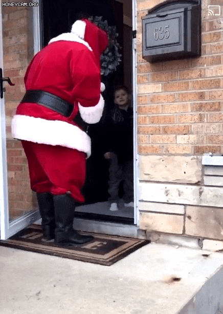 장난감 총 선물을 거부한 산타 대신 또다른 산타가 마이클의 집을 방문해 장난감 총을 선물하고 있다. 이번 산타는 "어제 실수가 있었다, 정말 죄송하다"며 "북극에서 이야기를 듣고 서둘러서 달려왔다"고 말했다./트위터