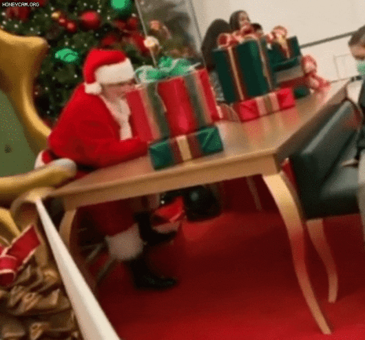 미국 시카고의 한 쇼핑몰에서 열린 산타 클로스 선물 증정 이벤트에서 한 어린이가 장난감 총을 갖고 싶다고 말했다가 산타로부터 거절을 당해 울음을 터트렸다./인스타그램