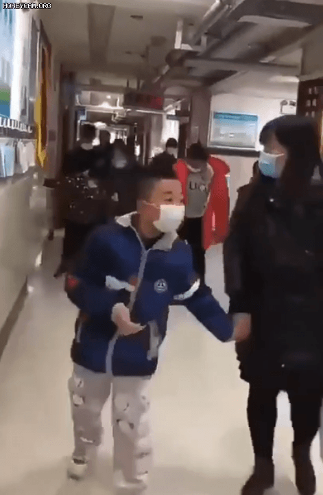 코로나 항문 검사를 마치고 보호자에 의지해 걷는 아이. 중국에서 코로나가 다시 확산세로 돌아서자 일부 지역에 한해 항문검사가 도입됐다. /웨이보