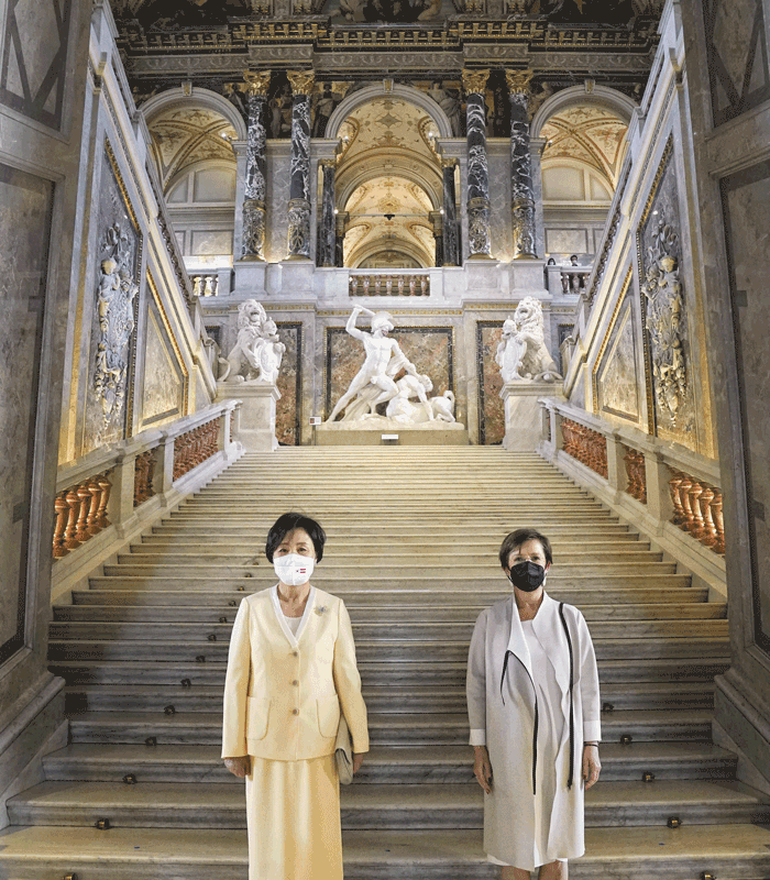 빈 미술사 박물관 찾은 김정숙 여사 - 문재인 대통령과 오스트리아를 방문 중인 김정숙(왼쪽) 여사가 14일(현지 시각) 수도 빈 미술사 박물관에서 알렉산더 판데어벨렌 오스트리아 대통령의 부인인 도리스 슈미다우어 여사와 기념 촬영을 하고 있다. /뉴시스