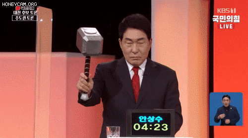 국민의힘 대선 주자 안상수 전 인천시장이 5일 6차 TV토론회에서 '토르' 망치를 휘두르고 있다. /KBS1