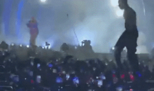 6일(현지시각) 한 네티즌이 올린 영상 중 한 장면. 한 관중이 트래비스 스캇의 노래에 맞춰 압사 사고로 현장을 찾은 구급차(오른쪽 아래) 위로 올라가 춤을 추고 있다. 일부 네티즌은 구급차가 아닌 경찰차라고 했다. /트위터