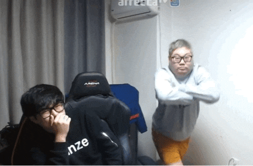 아프리카TV BJ감스트의 '관제탑 댄스'. 프로축구 전북현대 소속 문선민은 지난 22일  아시아축구연맹(AFC) 챔피언스리그에서 득점 후 이 춤을 선보였다. /유튜브