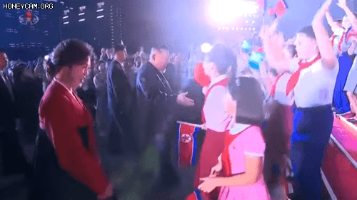 9월 8일 열린 북한 정권 수립 74주년 경축행사에서 김정은 북한 국무위원장의 아내 리설주가 한 소녀를 챙기고 있다. /조선중앙통신