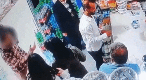 히잡을 쓰지 않은 이란 여성을 공격하는 남성/BBC