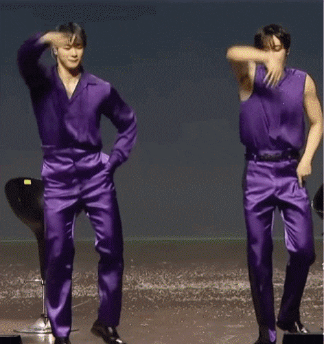 남자 아이돌 아스트로 멤버 문빈, 산하가 베트남 곡 '시 팅’(See Tình)에 맞춰 춤을 추고 있다. / 유튜브