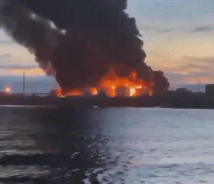 크림반도 세바스토폴 석유저장고에서 발생한 대형 화재. /트위터