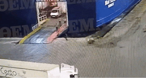 지난 5일 그리스 피레에프스 항구에서 출항하려는 여객선에 뒤늦게 탑승하려던 승객이 승무원에게 떠밀리는 모습. / 그릭시티타임스