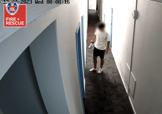 호주의 한 호스텔에 묵고 있던 여행객 2명이 리튬이온 배터리가 폭발하는 방을 빠져나오는 영상이 공개됐다./FRNSW