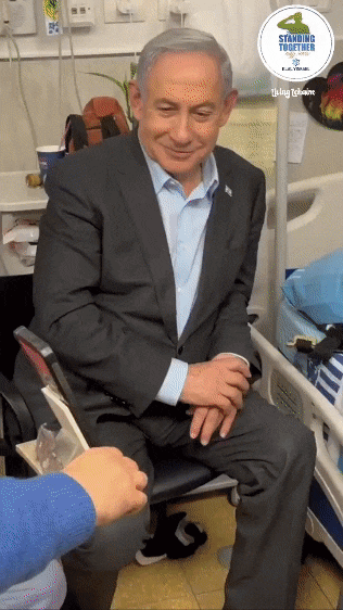 베냐민 네타냐후 이스라엘 총리가 아이폰 덕분에 목숨을 구한 이스라엘 군인을 만나 새로운 아이폰을 선물했다. /엑스(트위터)