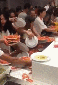 태국 뷔페에서 중국인 관광객들이 접시로 새우를 퍼담는 모습./ 온라인커뮤니티