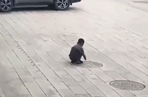 소년이 불붙은 성냥을 던지자마자 폭발이 발생하고, 그 충격에 쓰러진 소년이 혼비백산해 달아나는 모습. /중국 동영상 플랫폼 빌리빌리(bilibili)