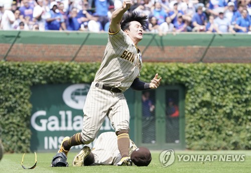 김하성, 동료 좌익수와 수비 중 아찔한 충돌 후 교체[종합 ...