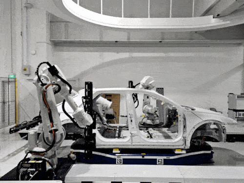 HMGICS에서 아이오닉5 차체를 스캔하는 로봇팔[촬영 임성호]