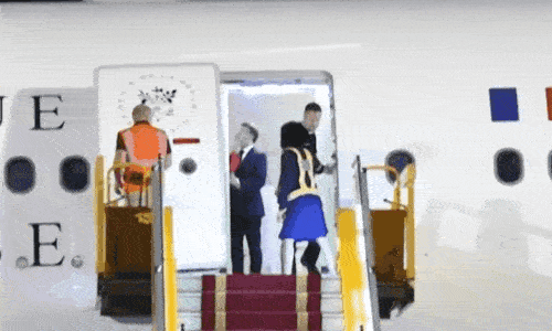 브리지트 여사 손에 맞는 마크롱 [로이터 캡처. 재판매 및 DB 금지]