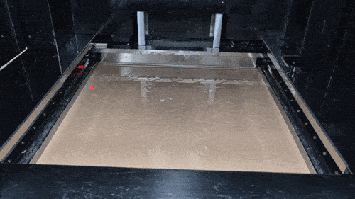 레이저 조사(서울=연합뉴스) 이승연 기자 = 지난 21일 경기 파주시 글룩 생산현장에서 3D프린터로 반가사유상 미니어처 레이저 조사 작업이 이뤄지고 있다. 2025.8.23