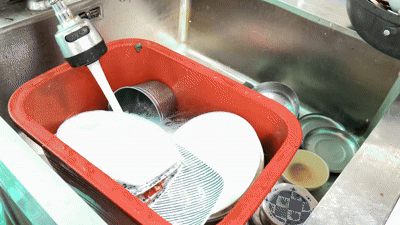 설거지하는 강릉 한 식당 모습[촬영 박영서]