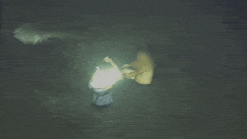 부력조끼 벗어주는 이재석 경사[인천해양경찰서 제공. 재판매 및 DB 금지]