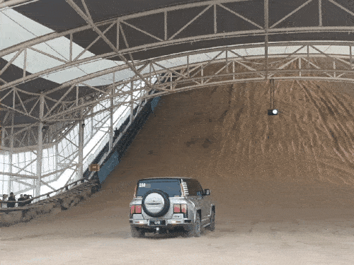 모래 경사로 올라가는 양왕 U8(GIF)[촬영 임성호]