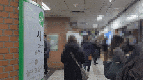 서울 지하철 2호선 시청역 승강장12일 오전 8시 47분께 서울 지하철 2호선 시청역 승강장. [촬영 정지수 수습기자]