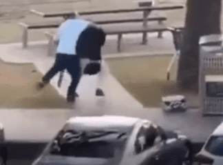 총격범 제압하는 아흐메드 알 아흐메드[독자 입수 제공. 소셜미디어 캡처. 재판매 및 DB 금지]