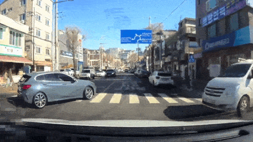 고의로 사고 내는 피의자(수원=연합뉴스) 이 사건 피의자가 비보호 좌회전 차량을 충격해 고의 사고를 내는 모습. [경기남부경찰청 제공. 재판매 및 DB 금지]