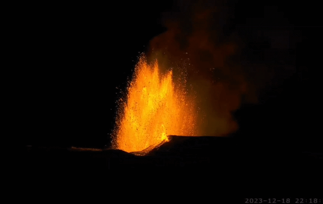 18일(현지시각) 아이슬란드 남서부 레이캬네스 반도에서 폭발한 화산을 찍은 영상. 라이브 프럼 아이슬란드(Live from Iceland) 유튜브 채널 갈무리