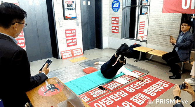 김문수 국민의힘 당 대표 후보가 15일 여의도 중앙당사 1층에서 무기한 농성 중 스트레칭을 하는 모습. 유튜브 김문수 티브이(TV) 갈무리