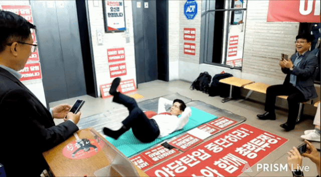 김문수 국민의힘 당 대표 후보가 15일 여의도 중앙당사 1층에서 무기한 농성 중 스트레칭을 하는 모습. 유튜브 김문수 티브이(TV) 갈무리