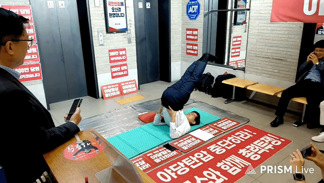 김문수 국민의힘 당 대표 후보가 15일 여의도 중앙당사 1층에서 무기한 농성 중 스트레칭을 하는 모습. 유튜브 김문수 티브이(TV) 갈무리