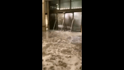 홍콩의 한 호텔에서 급류가 쏟아져들어와 사람이 쓸려가는 모습. 출처 X @LizCuriousCat