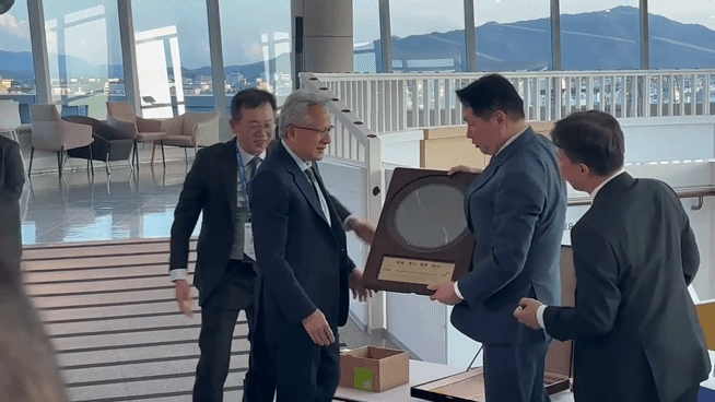 최태원 SK그룹 회장이 반도체 웨이퍼를 젠슨 황 엔비디아 CEO에게 전달하고 있다. 채반석 기자