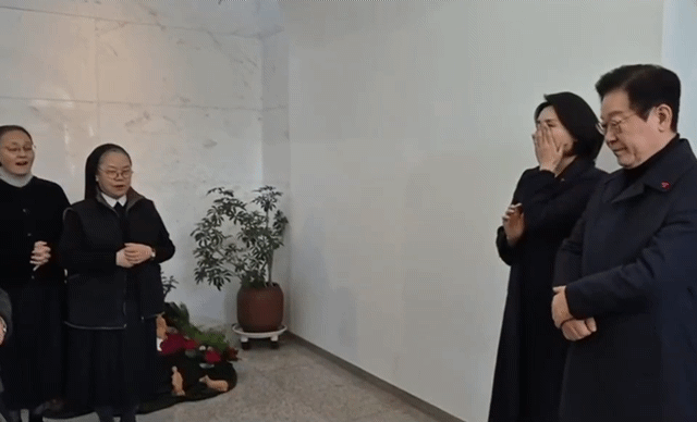 김혜경 여사가 25일 인천 계양구 노틀담 수녀회를 방문해 수녀들이 직접 부르는 성가를 들으며 눈물을 흘리고 있다. 이재명 대통령 인스타그램 갈무리