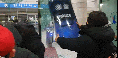 2025년 1월19일 새벽 서울서부지법에 윤석열 전 대통령 지지자들이 난입해 기물을 파손하는 모습. 온라인 커뮤니티 갈무리