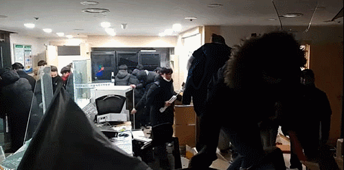 2025년 1월19일 새벽 서울서부지법에 윤석열 전 대통령 지지자들이 난입해 기물을 파손하는 모습. 온라인 커뮤니티 갈무리